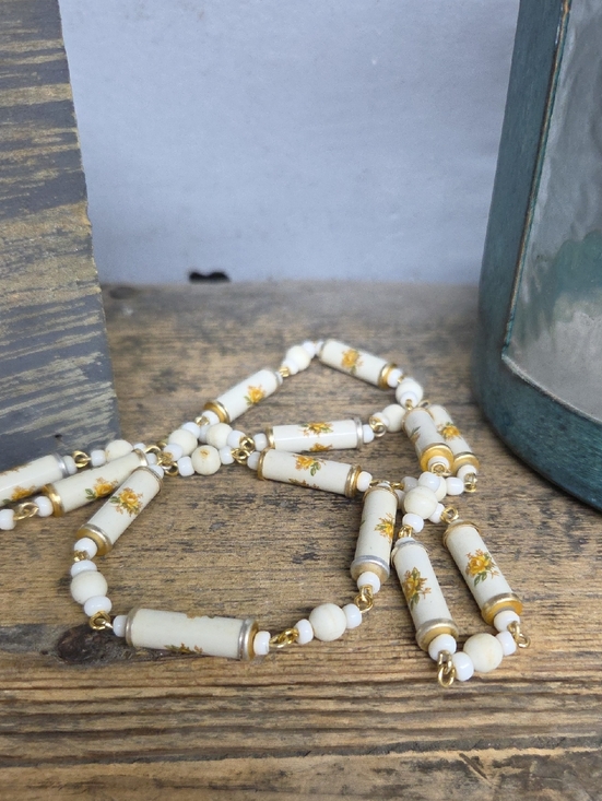Jewelry - Vintage Hand Painted White and Gold Floral Beaded Necklace